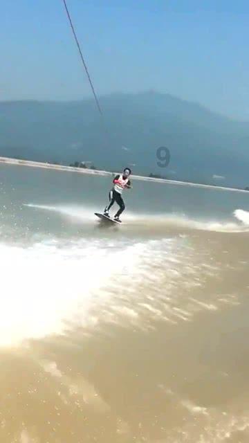 逃离电梯间